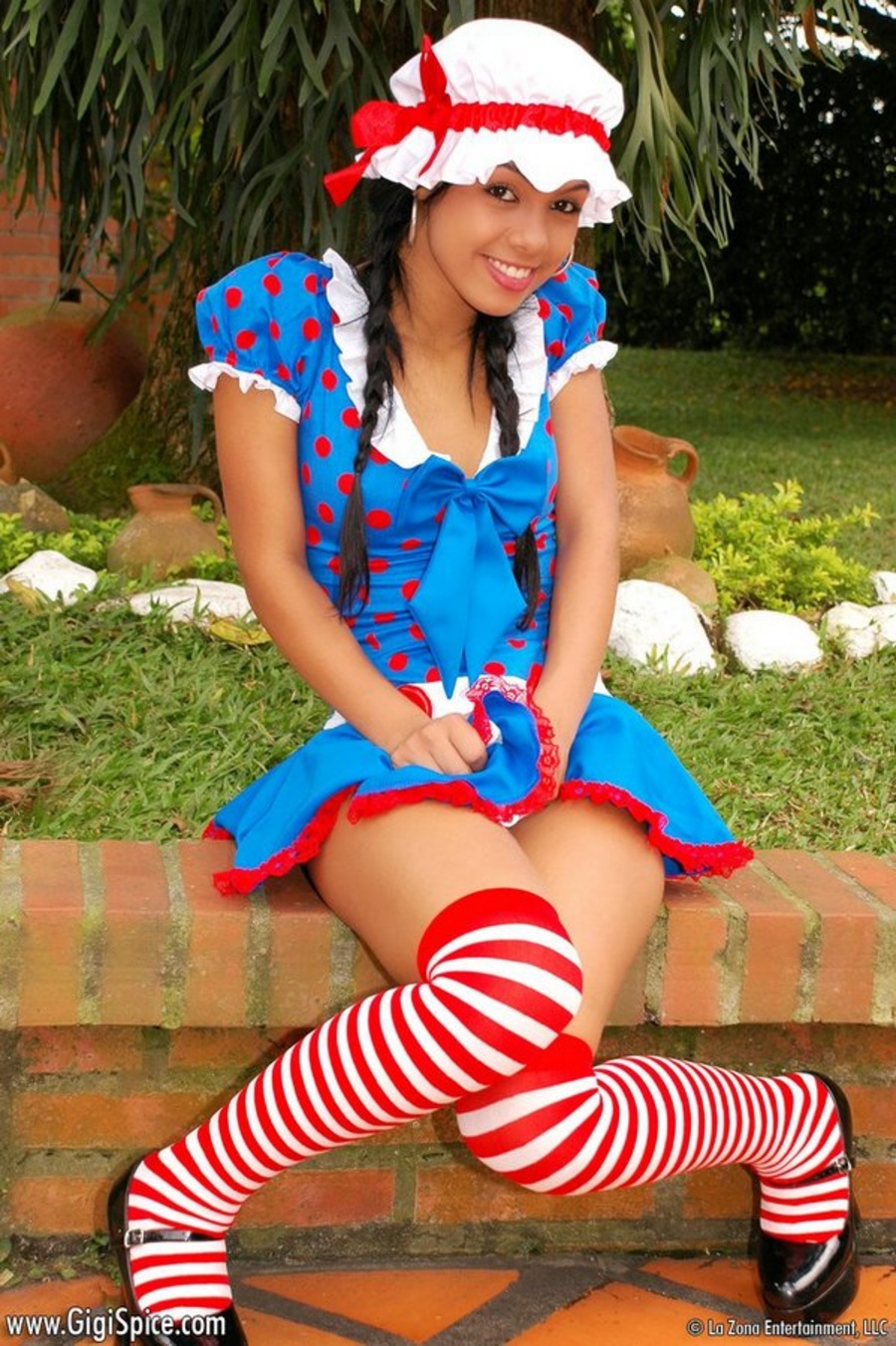 Gigi Spice Plays Dressup