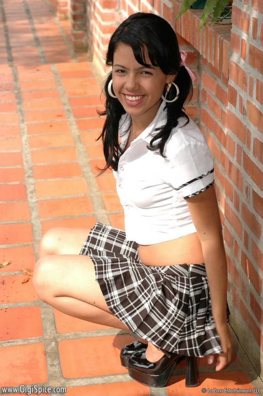 Gigi Spice Schoolgirl Dressup